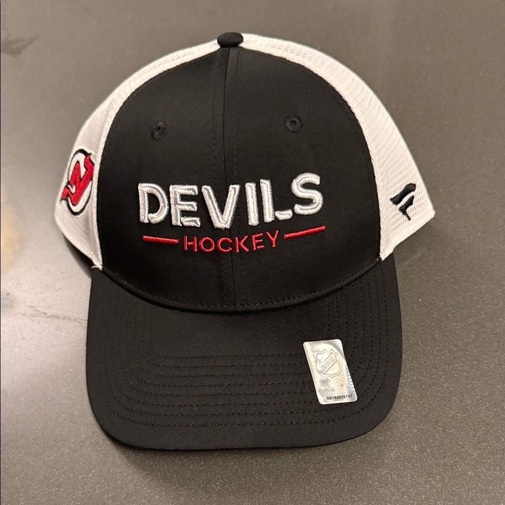 Official New NHL New Jersey Devils Hockey Black and White Cap.